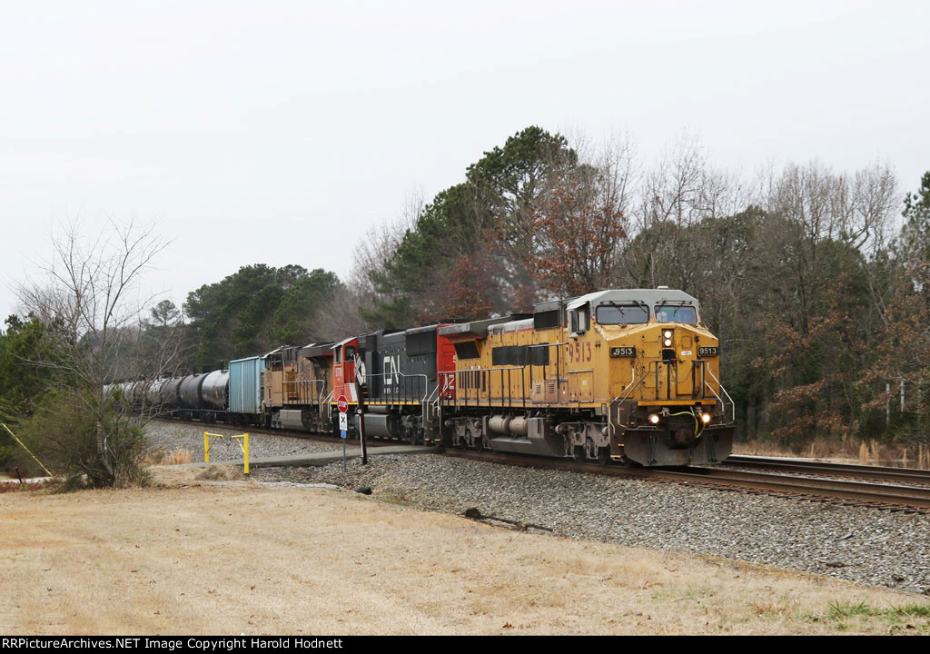 GECX 9513 leads train 6W4